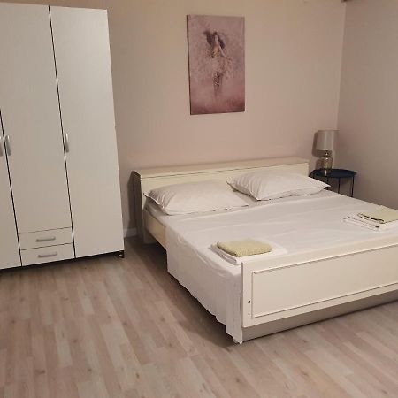 Apartman Luka Apartment Sinj Exterior foto